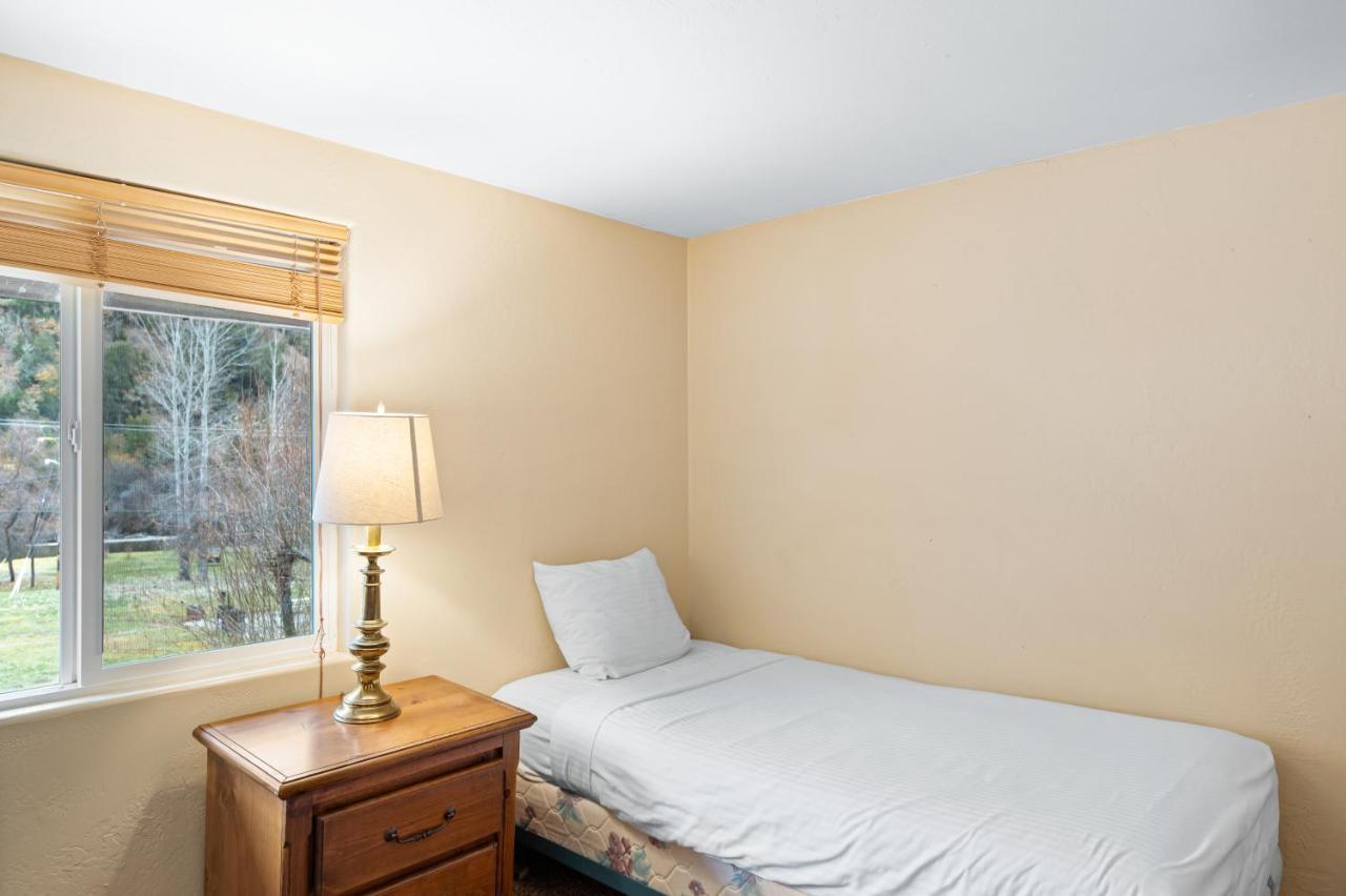 Indian Creek Lodge Douglas City Экстерьер фото